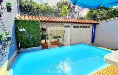 Imagem: A casa possui 4 Dormitórios, 3 Banheiros, 3 Vagas na garagem