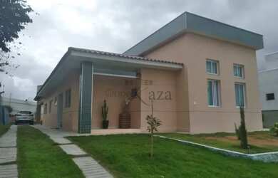 Imagem: A casa em condomínio possui 4 Dormitórios, 4 Banheiros, 4