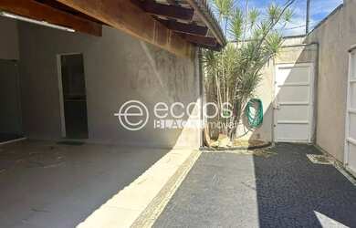 Imagem: A casa possui 3 Dormitórios, 1 Banheiro, 2 Vagas na garagem