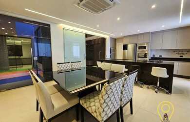 Imagem: A casa em condomínio possui 4 Dormitórios, 4 Banheiros, 5