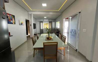 Imagem: A casa possui 4 Dormitórios, 3 Banheiros, 3 Vagas na garagem