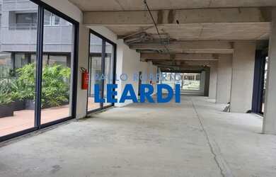 Imagem: O depósito possui 5 Vagas na garagem, 769m² de Área e está