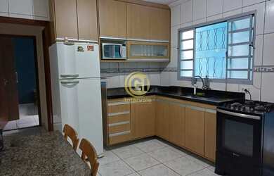 Imagem: A casa possui 2 Dormitórios, 1 Banheiro, 1 Vaga na garagem