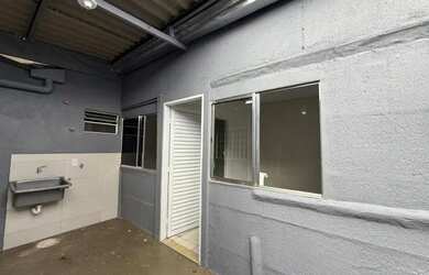 Imagem: A casa possui 1 Dormitório, 1 Banheiro, 1 Vaga na garagem