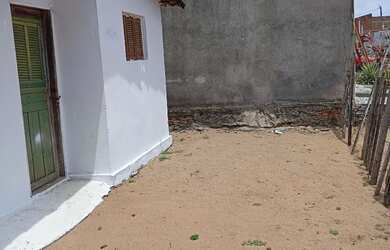 Imagem: A casa possui 2 Dormitórios, 1 Banheiro, 200m² de Área e