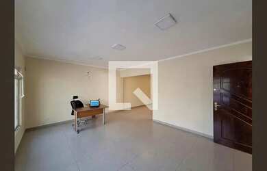 Imagem: A casa possui 3 Dormitórios, 4 Banheiros, 5 Vagas na garagem