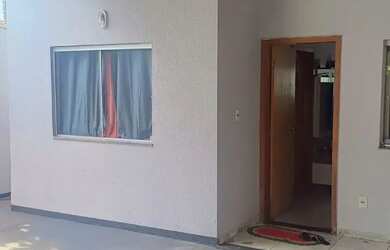 Imagem: A casa possui 2 Dormitórios, 1 Banheiro, 2 Vagas na garagem