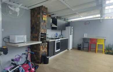 Imagem: A casa possui 3 Dormitórios, 2 Banheiros, 2 Vagas na garagem