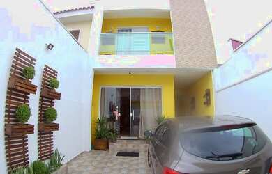 Imagem: A casa possui 3 Dormitórios, 4 Banheiros, 2 Vagas na garagem