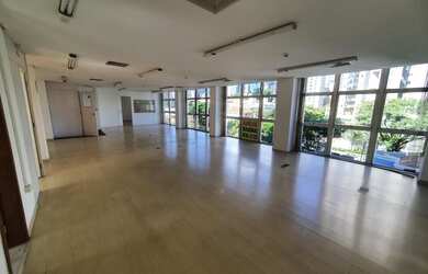 Imagem: O depósito possui 2 Vagas na garagem, 160m² de Área e está