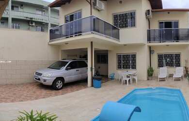 Imagem: A casa possui 3 Dormitórios, 3 Banheiros, 2 Vagas na garagem