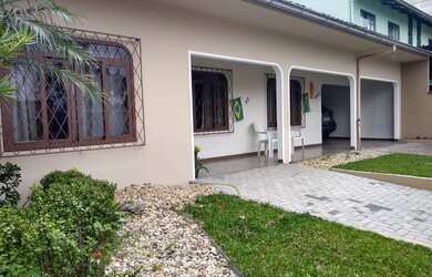 Imagem: A casa possui 4 Dormitórios, 1 Banheiro, 2 Vagas na garagem