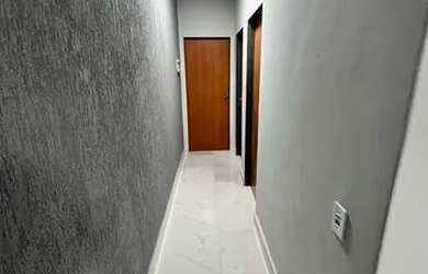 Imagem: A casa possui 2 Dormitórios, 1 Banheiro, 1 Vaga na garagem