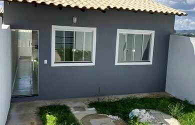 Imagem: A casa possui 2 Dormitórios, 2 Banheiros, 2 Vagas na garagem