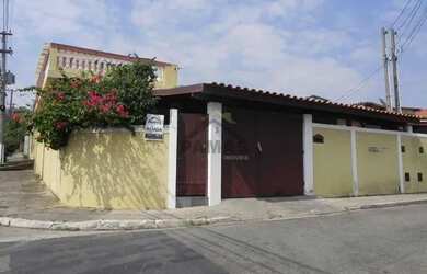 Imagem: A casa possui 3 Dormitórios, 2 Banheiros, 2 Vagas na garagem