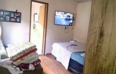 Imagem: A casa possui 1 Dormitório, 1 Banheiro, 1 Vaga na garagem