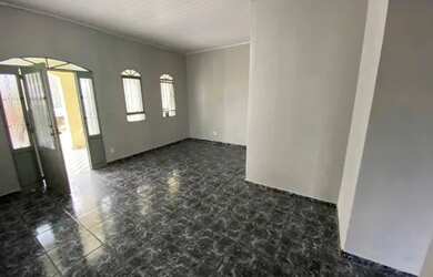 Imagem: A casa possui 3 Dormitórios, 2 Banheiros, 1 Vaga na garagem