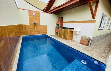 Imagem: A casa possui 2 Dormitórios, 2 Banheiros, 2 Vagas na garagem