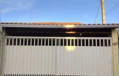 Imagem: A casa possui 2 Dormitórios, 1 Banheiro, 2 Vagas na garagem