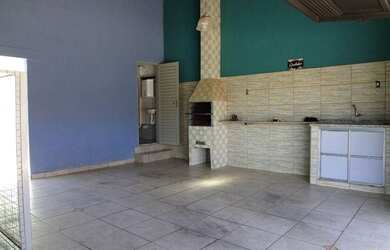 Imagem: A casa possui 2 Dormitórios, 3 Banheiros, 4 Vagas na garagem