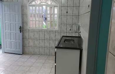 Imagem: A casa possui 3 Dormitórios, 1 Banheiro, 1 Vaga na garagem