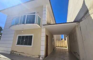 Imagem: A casa possui 4 Dormitórios, 3 Banheiros, 2 Vagas na garagem