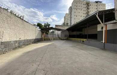 Imagem: O depósito possui 5 Vagas na garagem, 250m² de Área e está