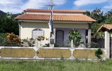 Imagem: A casa possui 2 Dormitórios, 2 Banheiros, 2 Vagas na garagem