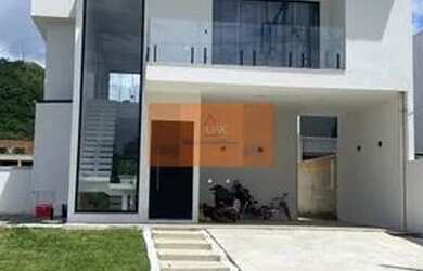 Imagem: A casa em condomínio possui 4 Dormitórios, 4 Banheiros, 2