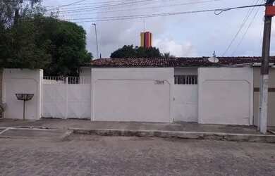 Imagem: A casa possui 4 Dormitórios, 2 Banheiros, 2 Vagas na garagem