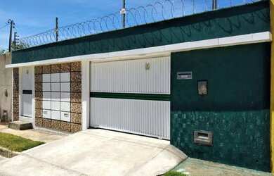 Imagem: A casa possui 3 Dormitórios, 2 Banheiros, 2 Vagas na garagem