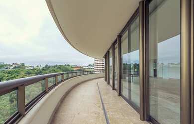 Imagem: O apartamento possui 4 Dormitórios, 4 Banheiros, 5 Vagas na