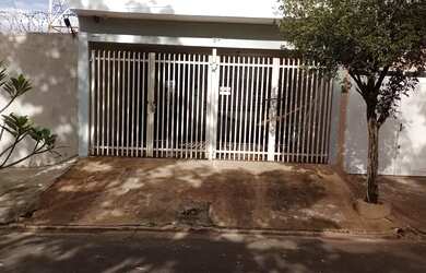 Imagem: A casa possui 3 Dormitórios, 2 Banheiros, 2 Vagas na garagem