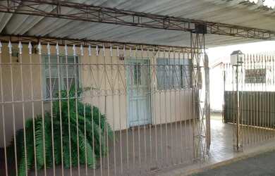 Imagem: A casa possui 2 Dormitórios, 1 Banheiro, 4 Vagas na garagem