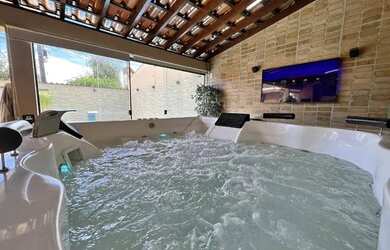 Imagem: A casa possui 3 Dormitórios, 3 Banheiros, 5 Vagas na garagem