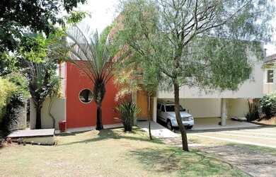 Imagem: A casa em condomínio possui 4 Dormitórios, 5 Banheiros, 5