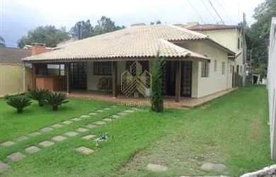 Imagem: A casa possui 3 Dormitórios, 2 Banheiros, 5 Vagas na garagem