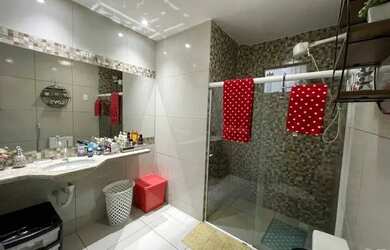 Imagem: A casa possui 2 Dormitórios, 1 Banheiro, 1 Vaga na garagem