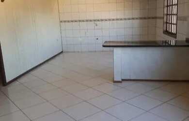 Imagem: A casa possui 2 Dormitórios, 1 Banheiro, 1 Vaga na garagem