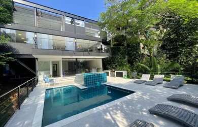 Imagem: A casa em condomínio possui 5 Dormitórios, 5 Banheiros, 4