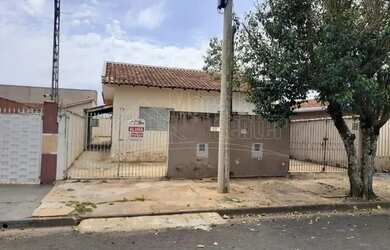 Imagem: A casa possui 1 Dormitório, 1 Banheiro, 1 Vaga na garagem