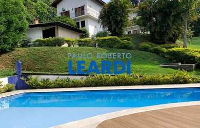 Imagem: A casa possui 4 Dormitórios, 5 Banheiros, 5 Vagas na garagem