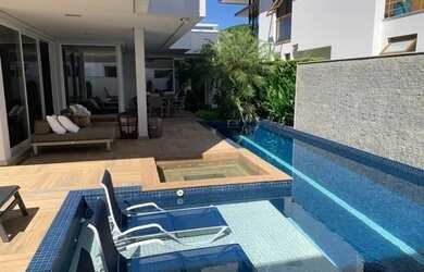 Imagem: A casa possui 4 Dormitórios, 5 Banheiros, 4 Vagas na garagem