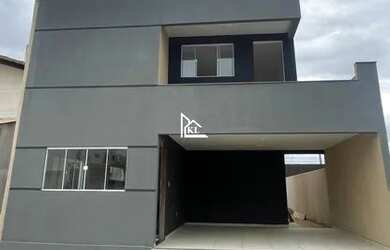 Imagem: A casa possui 4 Dormitórios, 3 Banheiros, 4 Vagas na garagem