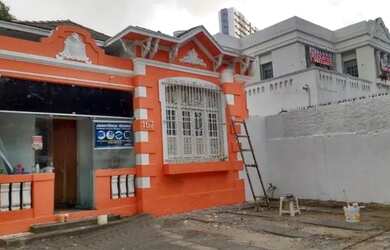 Imagem: A casa possui 3 Dormitórios, 2 Banheiros, 5 Vagas na garagem