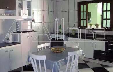 Imagem: A casa possui 3 Dormitórios, 4 Banheiros, 5 Vagas na garagem