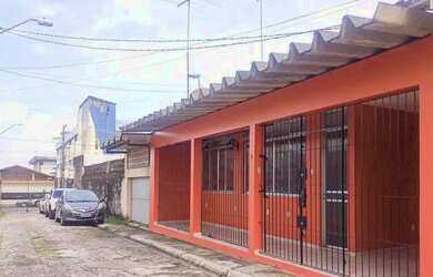 Imagem: A casa possui 3 Dormitórios, 2 Banheiros, 120m² de Área e