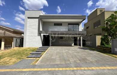 Imagem: A casa em condomínio possui 4 Dormitórios, 5 Banheiros, 4