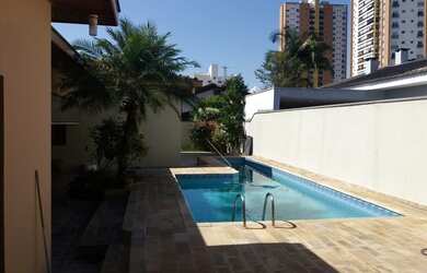 Imagem: A casa em condomínio possui 5 Dormitórios, 4 Banheiros, 4