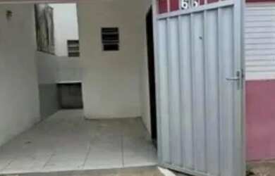 Imagem: A casa possui 2 Dormitórios, 1 Banheiro, 2 Vagas na garagem